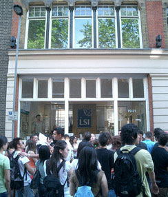 Lon groupofstudentsoutside