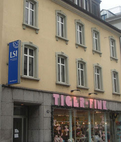 Zur school frontofbuilding